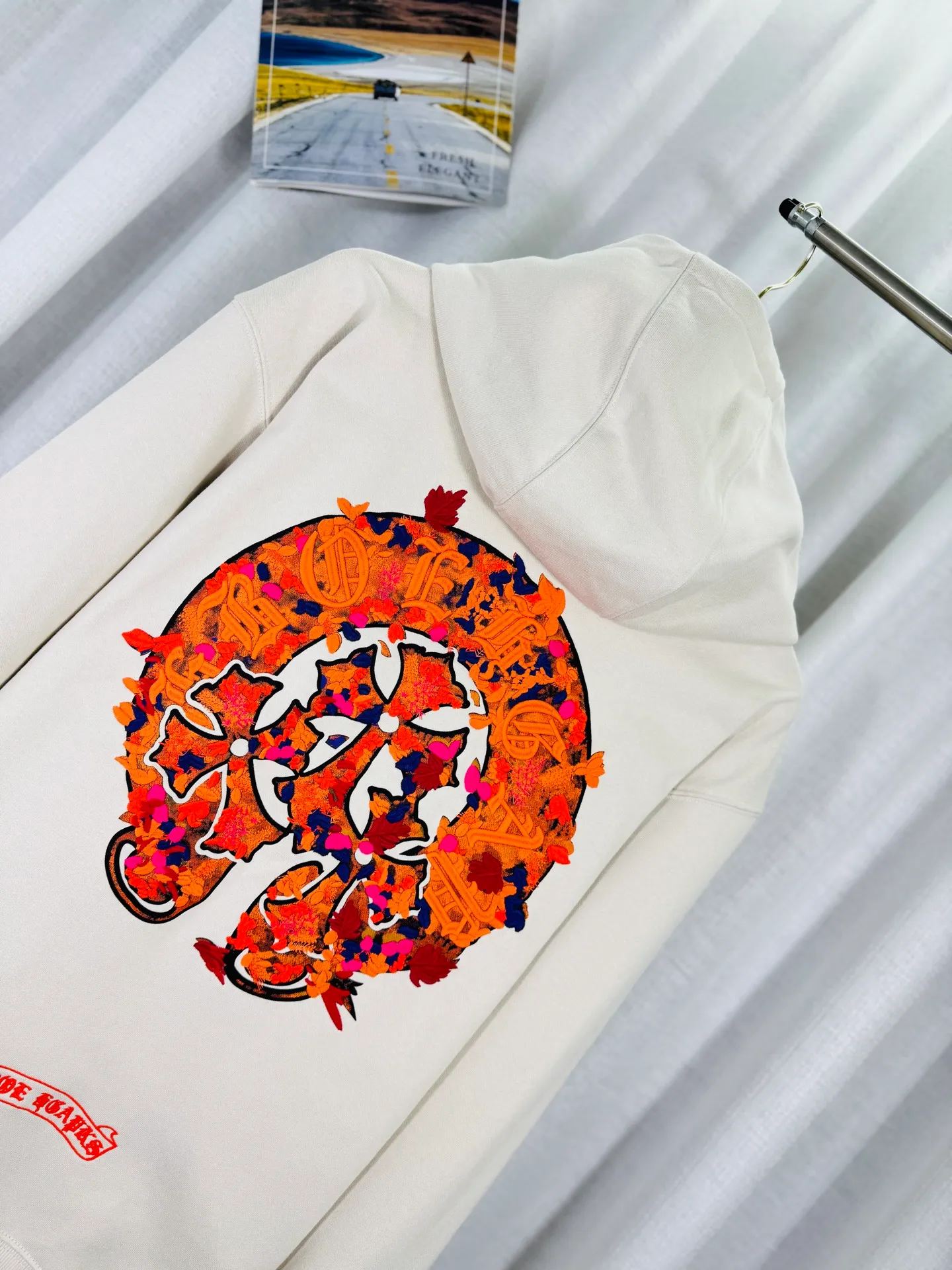 P350 top version, real shot without P, ​​different from market currency) 𝗖𝗵𝗿𝗼𝗺𝗲 𝗛𝗲𝗮𝗿𝘁𝘀/Cro Heart 2025 washed and burned flower patch embroidered autumn and winter new original single counter American 3D three-dimensional jungle embroidered couple casual cardigan sweatshirt 👑The highest version! Customized fabric 480g tripe terry fabric! American acid-washed and distressed original fabric, laser burnt flowers + jungle embroidery, exquisite embroidery of letters! The best-selling model in the counter, very comfortable to wear. Accessories: original molded and authenticated collar label➕100% silk wash label. Genuine purchase-grade original hangtag➕matching hanging rope➕3D hanging beads➕original packaging bag. Craftsmanship: The original version has consistent wiring! The highest version of the armhole matching technique! Color: Black Apricot Size: S M L XL Style Number: 25-358